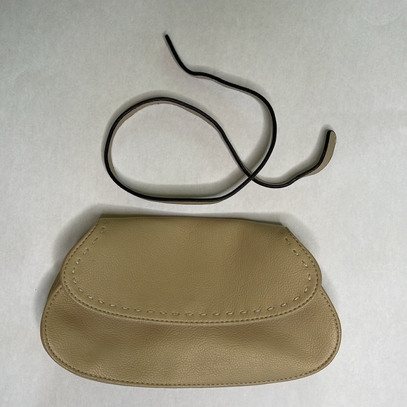 Liz Claiborne arm purse/clutch with removable 24” strap & magnetic snap closure - Picture 7 of 12